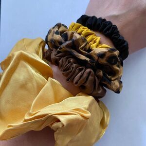 𝅺Set of 5 Scrunchies - Golden Leopard
